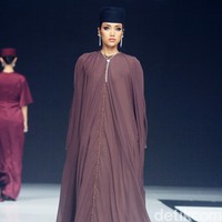 Inilah koleksi busana ramadan Julianto x Adelle Jewellery di acara Garis Poetih Raya festival 2025, yang bertemapat di Pondok Indah Mall, Jakarta Selatan. Jumat [17/1/2025]. Foto: Mohammad Abduh/detikcom.