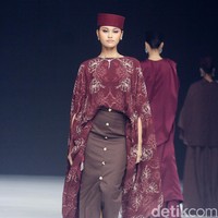 Inilah koleksi busana ramadan Julianto x Adelle Jewellery di acara Garis Poetih Raya festival 2025, yang bertemapat di Pondok Indah Mall, Jakarta Selatan. Jumat [17/1/2025]. Foto: Mohammad Abduh/detikcom.