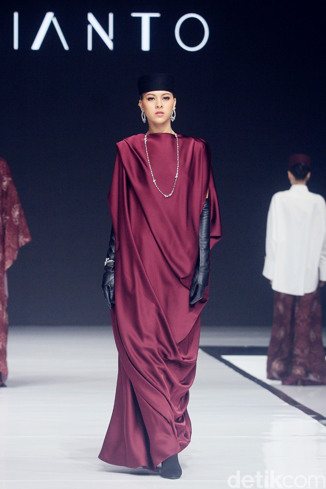 Inilah koleksi busana ramadan Julianto x Adelle Jewellery di acara Garis Poetih Raya festival 2025, yang bertemapat di Pondok Indah Mall, Jakarta Selatan. Jumat [17/1/2025]. Foto: Mohammad Abduh/detikcom.