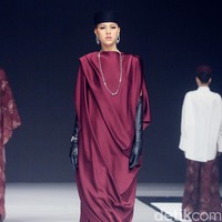 Inilah koleksi busana ramadan Julianto x Adelle Jewellery di acara Garis Poetih Raya festival 2025, yang bertemapat di Pondok Indah Mall, Jakarta Selatan. Jumat [17/1/2025]. Foto: Mohammad Abduh/detikcom.