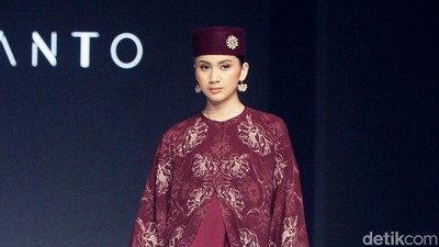 10 Rancangan Busana Ramadan Julianto di Panggung Garis Poetih