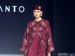 10 Rancangan Busana Ramadan Julianto di Panggung Garis Poetih