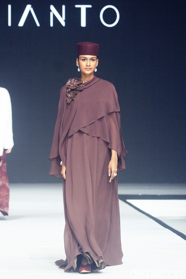 Inilah koleksi busana ramadan Julianto x Adelle Jewellery di acara Garis Poetih Raya festival 2025, yang bertemapat di Pondok Indah Mall, Jakarta Selatan. Jumat [17/1/2025]. Foto: Mohammad Abduh/detikcom.