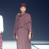 Inilah koleksi busana ramadan Julianto x Adelle Jewellery di acara Garis Poetih Raya festival 2025, yang bertemapat di Pondok Indah Mall, Jakarta Selatan. Jumat [17/1/2025]. Foto: Mohammad Abduh/detikcom.