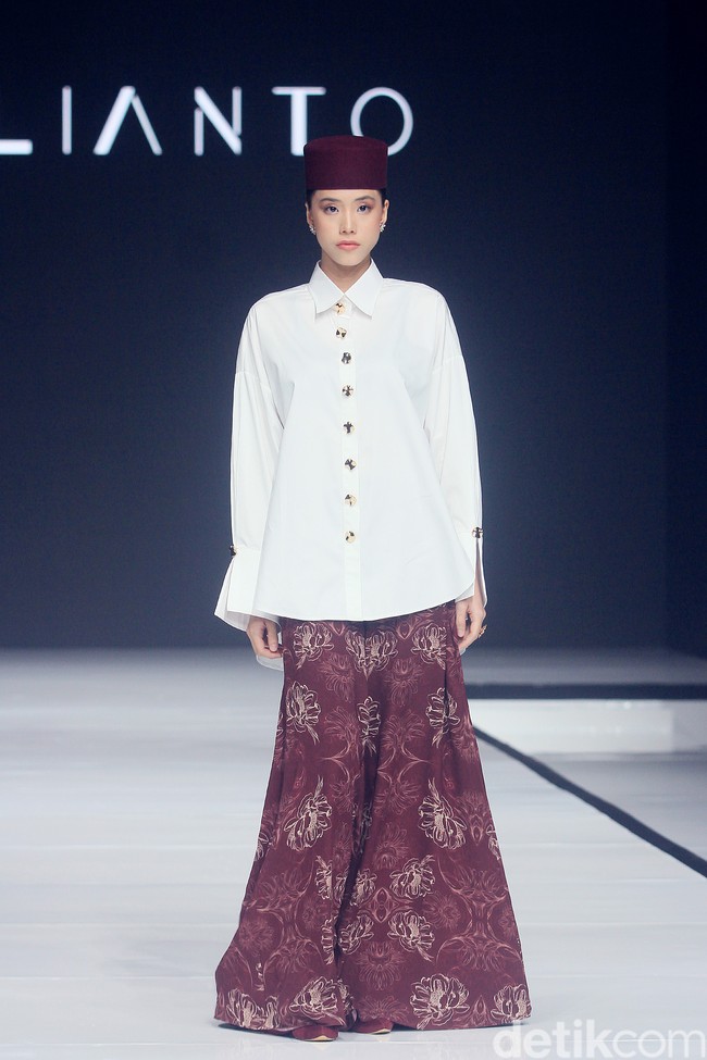 Inilah koleksi busana ramadan Julianto x Adelle Jewellery di acara Garis Poetih Raya festival 2025, yang bertemapat di Pondok Indah Mall, Jakarta Selatan. Jumat [17/1/2025]. Foto: Mohammad Abduh/detikcom.