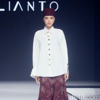 Inilah koleksi busana ramadan Julianto x Adelle Jewellery di acara Garis Poetih Raya festival 2025, yang bertemapat di Pondok Indah Mall, Jakarta Selatan. Jumat [17/1/2025]. Foto: Mohammad Abduh/detikcom.