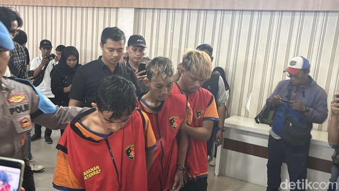 Komplotan pencuri pikap L300 di Surabaya