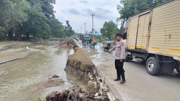 Kondisi jalur Semarang-Purwodadi yang terimbas banjir di Kebonagung Demak, Kamis (23/1/2025).