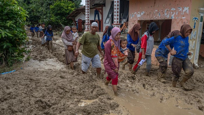 Warga mencari barang yang masih bisa diselamatkan di sekitar rumahnya yang roboh diterjang banjir bandang akibat jebolnya tanggul Sungai Tuntang di Dusun Mintreng, Desa Baturagung, Kecamatan Gubug, Kabupaten Grobogan, Jawa Tengah, Kamis (23/1/2025). Data sementara yang dihimpun kepala desa setempat, sebanyak 15 unit rumah hanyut, lima unit rumah roboh serta 50 unit rusak berat, yang hingga hari ketiga peristiwa tersebut sekitar 200 jiwa mengungsi ke sejumlah lokasi posko pengungsian. ANTARA FOTO/Aji Styawan/Spt.