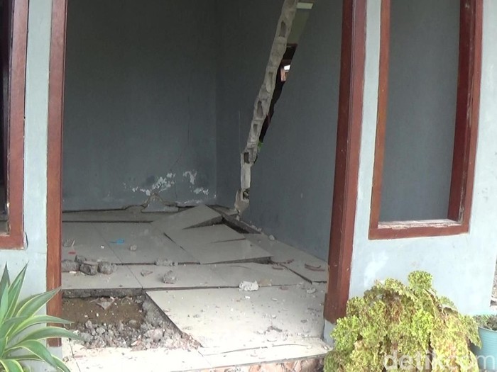 Kondisi salah satu rumah yang rusak akibat tanah gerak di Desa Ratamba, Kecamatan Pejawaran, Banjarnegara, Kamis (23/1/2025).