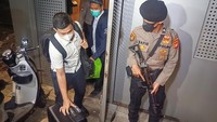 Petugas KPK dengan pengawalan polisi keluar membawa koper usai melakukan penggeledahan di rumah mantan Dewan Pertimbangan Presiden (Wantimpres) masa Pemerintahan Presiden Joko Widodo, Djan Faridz di Jalan Borobudur, Jakarta, Kamis (23/1/2025) dini hari.