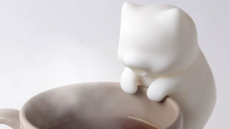 Gemas! Ada 'Kucing Mungil' yang Bantu Tiup Minuman Panas