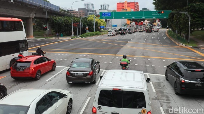 Lalu lintas di Singapura.