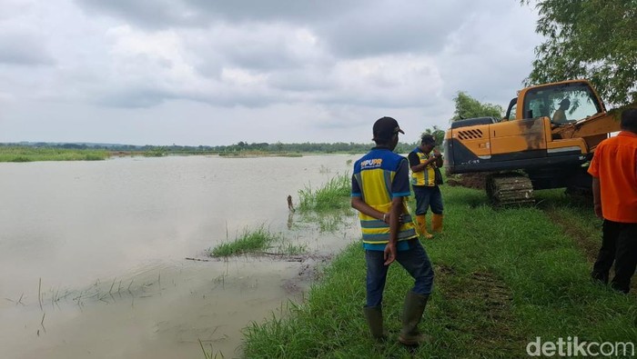 Lokasi tanggul Bengawan Solo yang jebol mengakibatkan belasan rumah di Babat Lamongan terendam banjir.