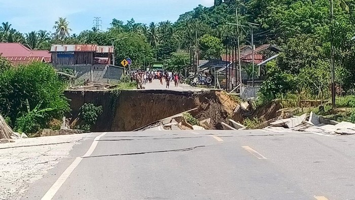 Longsor membuat jalan Trans Sulawesi di Poso amblas sepanjang 89 meter.