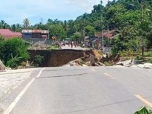 Penyebab Jalan Amblas di Poso Berujung 3 Rumah Rusak-14 Warga Dievakuasi