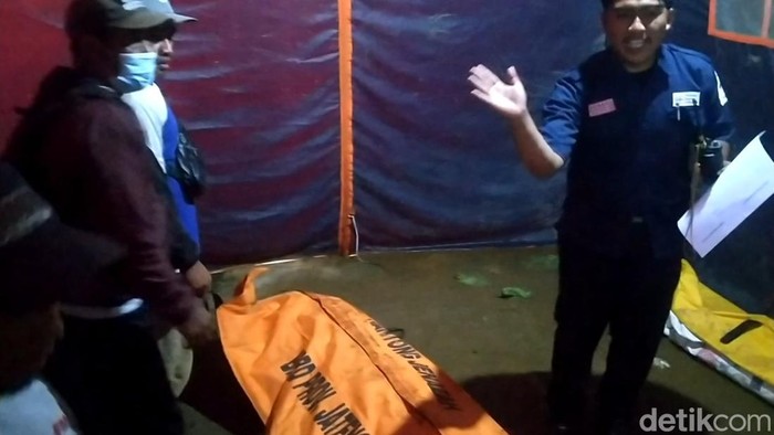 Proses evakuasi jenazah korban longsor di Petungkriyono, Pekalongan, Kamis (23/1/2025).