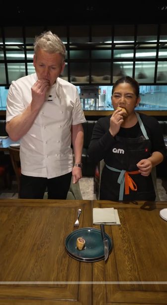 Wanita asal Filipina ditantang membuat lumpia beef wellington oleh Gordon Ramsay