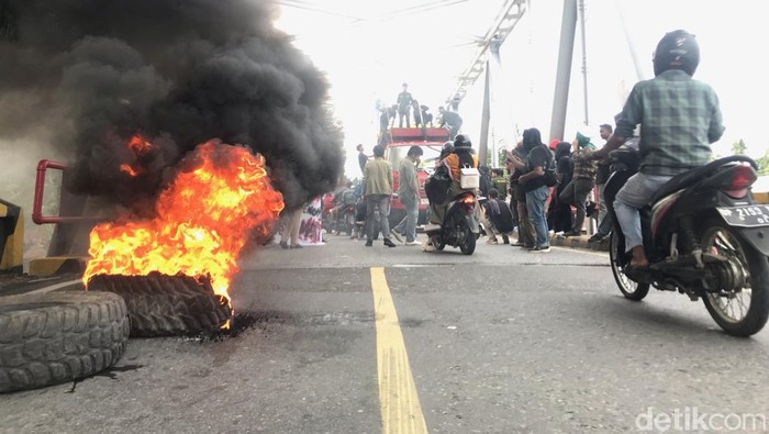 Mahasiswa dari aliansi Wija To Luwu melakukan aksi unjuk rasa di Jembatan Miring Kota Palopo.