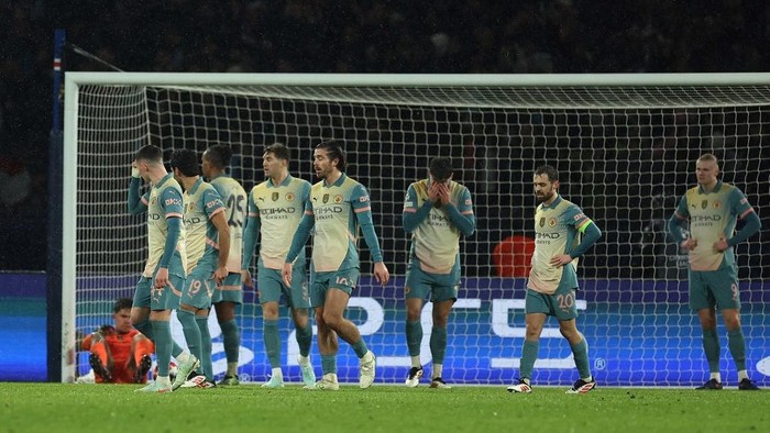 Manchester Citys players react after conceding a third goal during the UEFA Champions League, league phase football match between Paris Saint-Germain and Manchester City at the Parc des Princes Stadium in Paris on January 22, 2025. (Photo by FRANCK FIFE / AFP)