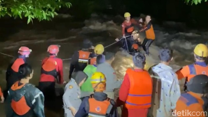 Proses pencarian dua mahasiswa Universitas Hasanuddin (Unhas) Makassar yang hanyut di Sungai Biseang Laboro atau Bislab Kabupaten Maros, Sulawesi Selatan (Sulsel) dihentikan sementara.