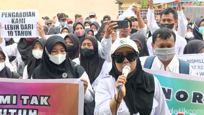 Massa guru honorer melakukan demo di DPRD Demak menuntut diangkat menjadi PPPK, Kamis (23/1/2025).