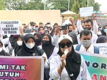 Massa Guru Honorer Demo di DPRD Demak Minta Diangkat Jadi PPPK