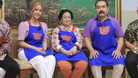 Saat itu Megawati tampil dalam acara masak yang dibawakan Inul dan suaminya yaitu Dapur Ngebor. Mereka kompak pakai celemek sama. Foto: Instagram inul.d