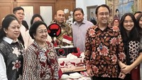 Tahun lalu, acara ulang tahun Megawati juga berlangsung meriah. Ia diberikan kue tema PDIP dan Indonesia berukuran besar. Foto: Instagram presidenmegawati