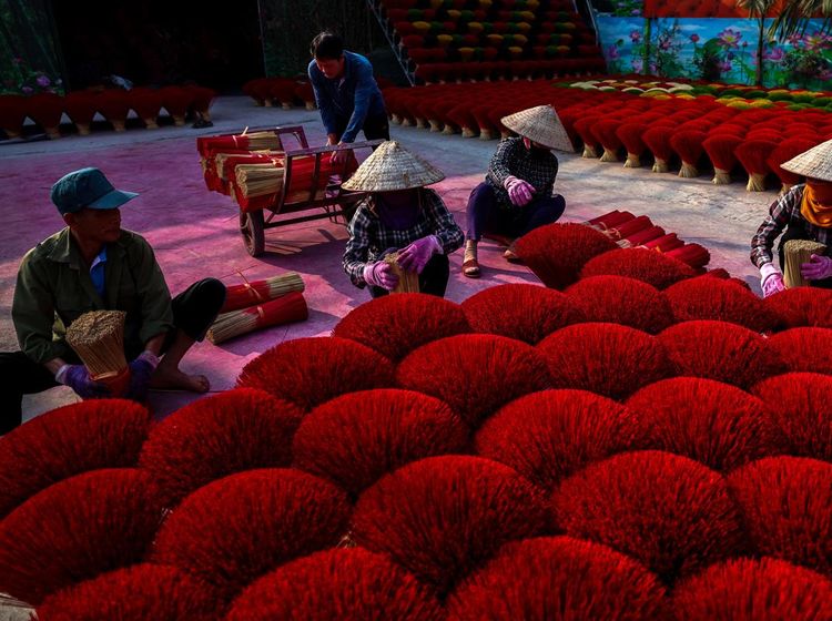 Melihat Sibuknya Desa Dupa Vietnam Jelang Imlek