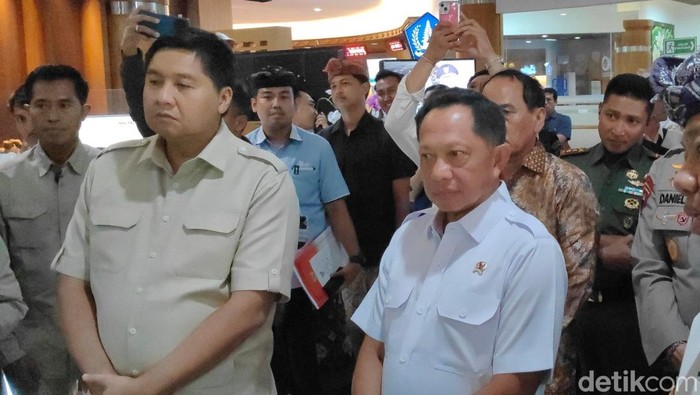 Mendagri Tito Karnavian dan Menteri Perumahan dan Kawasan Permukiman Maruarar Sirait saat cek simulasi PBG di Puspem Badung, Kamis sore (23/1/2025).