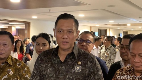 Menko Infras Agus Harimurti Yudhoyono (AHY) saat ditemui usai memimpin rapat koordinasi optimalisasi kebandarudaraan di Bandara I Gusti Ngurah Rai, Badung, Kamis (23/1/2025).