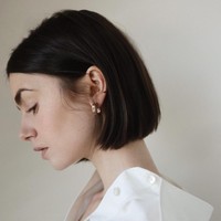 Square BobUntuk rambut yang ringkas, tidak butuh banyak perawatan tapi memberikan statement, kamu bisa mencoba model bob ala Lily Collins. Square Bob punya potongan tajam dan rata yang jatuh di dagu. Hair stylist Elliot Bute mengatakan rambut ini cocok untuk gaya minimalisme. Foto: Instagram @gregoryrussellhair