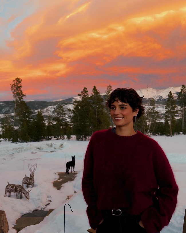 Power CropPower crop disebut sudah tren di kalangan seleb Hollywood belakangan ini, termasuk Taylor Hill. Power Crop adalah potongan rambut super pendek yang punya kesan androgini tapi lebih soft karena hadir ber-layer. Bisa dibilang gaya ini menggabungkan bob dan pixie cut. Foto: Instagram @taylor_hill