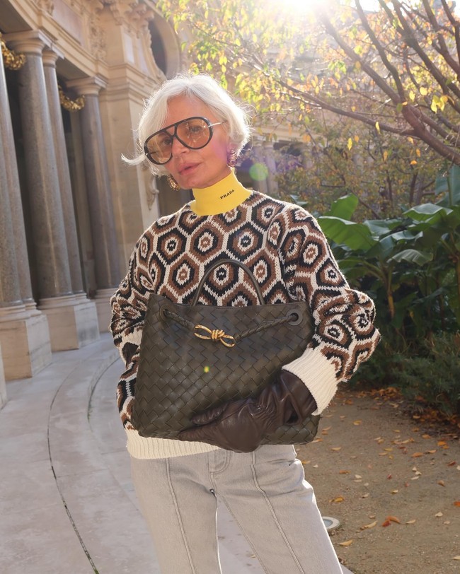 Undone French BobFrench bob sudah lama jadi potongan rambut pendek klasik yang difavoritkan. Namun untuk penataannya, mungkin dibutuhkan lebih banyak usaha untuk menghasilkan volume dan tekstur ikal. Di 2025, Elliot Bute menjelaskan bahwa versi lebih santainya bisa diterapkan, misalnya dengan membiarkan bagian poni memanjang ke samping. Foto: Instagram @graceghanem