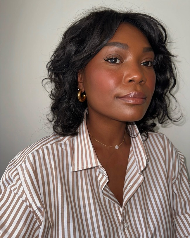 Textured BobModel rambut bob ini cocok untuk kamu yang punya tekstur lebih ikal atau keriting. Di 2025, tekstur asli rambut menjadi tren tersendiri karena itu kamu tidak harus selalu meluruskannya. Jika ingin ditata, cukup gunakan styling products, seperti mousse dan hairspray agar lebih rapi. Foto: Instagram @frannfyne