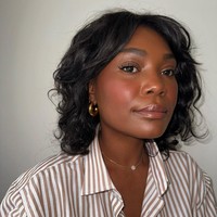 Textured BobModel rambut bob ini cocok untuk kamu yang punya tekstur lebih ikal atau keriting. Di 2025, tekstur asli rambut menjadi tren tersendiri karena itu kamu tidak harus selalu meluruskannya. Jika ingin ditata, cukup gunakan styling products, seperti mousse dan hairspray agar lebih rapi. Foto: Instagram @frannfyne