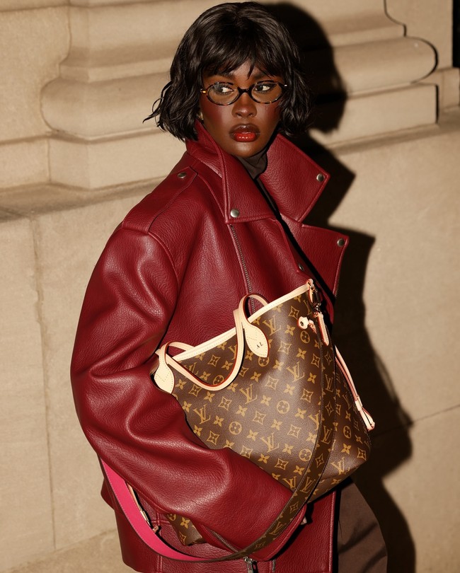 Fringed BobBob dengan poni juga diprediksi kembali diminati di 2025. Menurut hair stylist, potongan rambut ini bisa jadi fleksibel sesuai dengan selera atau bentuk wajah. Wajah bulat sebaiknya pilih potongan rambut lurus dan mungkin beberapa jenis poni samping atau poni gorden. Bentuk wajah persegi sebaiknya pilih potongan membulat (oval),” kata senior stylist Johnathon Eagland. Foto: Instagram @lefevrediary