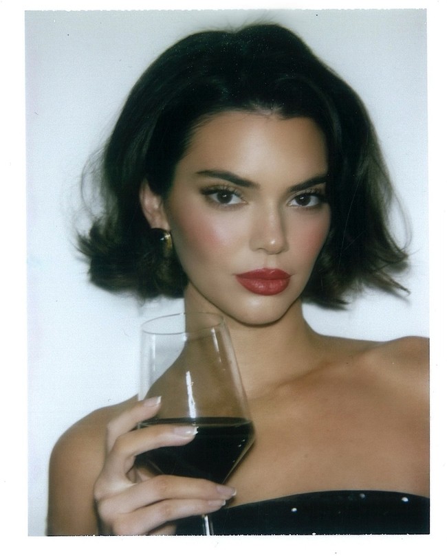 Old Hollywood BobPotongan rambut ala Kendall Jenner ini disebut bakal tren sepanjang 2025. Gaya ini mengingatkan akan rambut artis-artis Hollywood klasik, seperti Louise Brooks atau Elizabeth Taylor. Cirinya adalah rambut pendek bervolume yang ditata ke samping. Foto: Instagram @kendaljenner