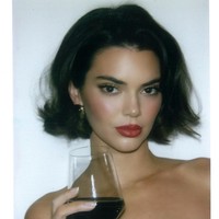 Old Hollywood BobPotongan rambut ala Kendall Jenner ini disebut bakal tren sepanjang 2025. Gaya ini mengingatkan akan rambut artis-artis Hollywood klasik, seperti Louise Brooks atau Elizabeth Taylor. Cirinya adalah rambut pendek bervolume yang ditata ke samping. Foto: Instagram @kendaljenner