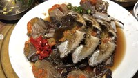 Seru! Saat liburan di Korea ia juga sempat menikmati Hidangan ganjang gejang berupa olahan kepiting fermentasi khas Korea. Ia menikmatinya bersama teman-teman. Foto: Instagram kiranalarasati