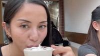 Artis kelahiran 1987 ini juga sempat menunjukkan momen saat ngopi di salah satu cafe viral di Seoul, yaitu Mil Toast. Foto: Instagram kiranalarasati