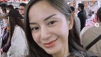 Wanita berusia 37 tahun ini juga pernah memamerkan momen liburan di Kyoto bareng anak. Selain pergi ke destinasi wisata, ia juga cicip kuliner puding transparan berhias bunga sakura. Foto: Instagram kiranalarasati