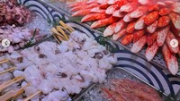 Kirana Larasati juga mampir ke area street food di Kyoto. Ia menikmati aneka seafood segar, mulai dari cumi, kepiting, hingga udang. Foto: Instagram kiranalarasati