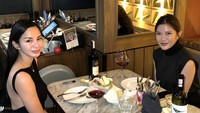 Ini momen dinner bersama temannya di restoran Italia. Mereka memesan pasta truffle hingga didampingi red wine. Foto: Instagram kiranalarasati