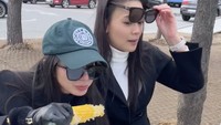 Di Han River, Kirana jajan jagung rebus dan aneka snack. Ia menikmatinya dengan gaya nyeleneh. Foto: Instagram kiranalarasati