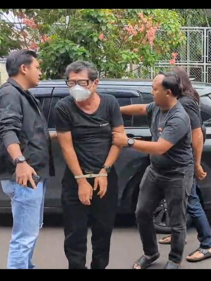 Momen pria penodong pistol di Rest Area Tol Cibubur, Jakarta Timur tiba di Polda Metro Jaya.