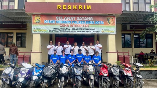 Pelaku spesialis curanmor dan penadah yang ditangkap beserta 10 motor hasil curian di kantor Sat Reskrim Polres Bima Kota, Kamis, (23/1/2025). (Dok. Sat Reskrim Polres Bima Kota)