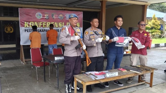 Dua warga berinisial MR (34) dan EW (37) di Kabupaten Nabire, Papua Tengah, ditangkap terkait kepemilikan senjata api (senpi) ilegal.