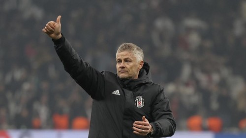 Besiktas head coach Ole Gunnar Solskjaer, celebrates his teams victory after the Europa League opening phase soccer match between Besiktas and Athletic Bilbao at Besiktas stadium in Istanbul, Turkey, Wednesday, Jan. 22, 2025. (AP Photo)